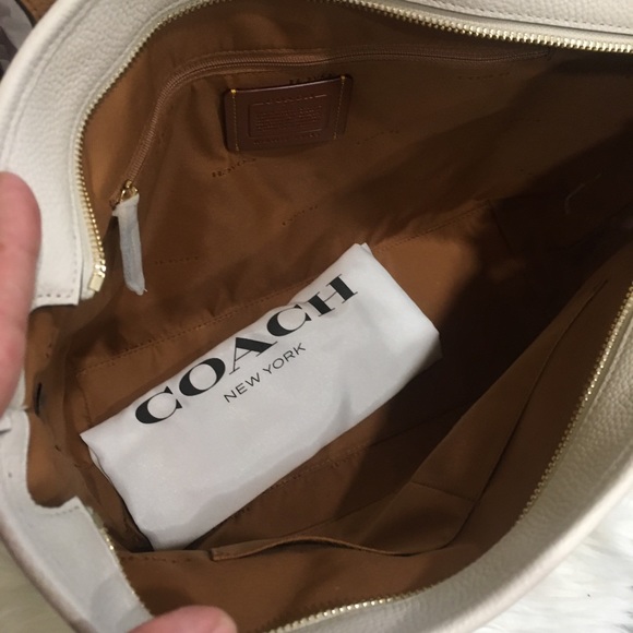 Last one ✨coach shoulder tote - Picture 7 of 8